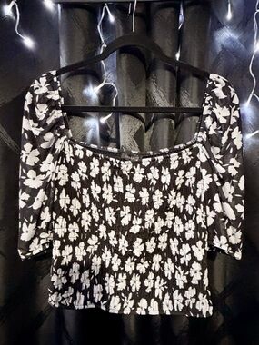 Dynamite Floral Puff Sleeve Blouse in Black & White Size Large Like 